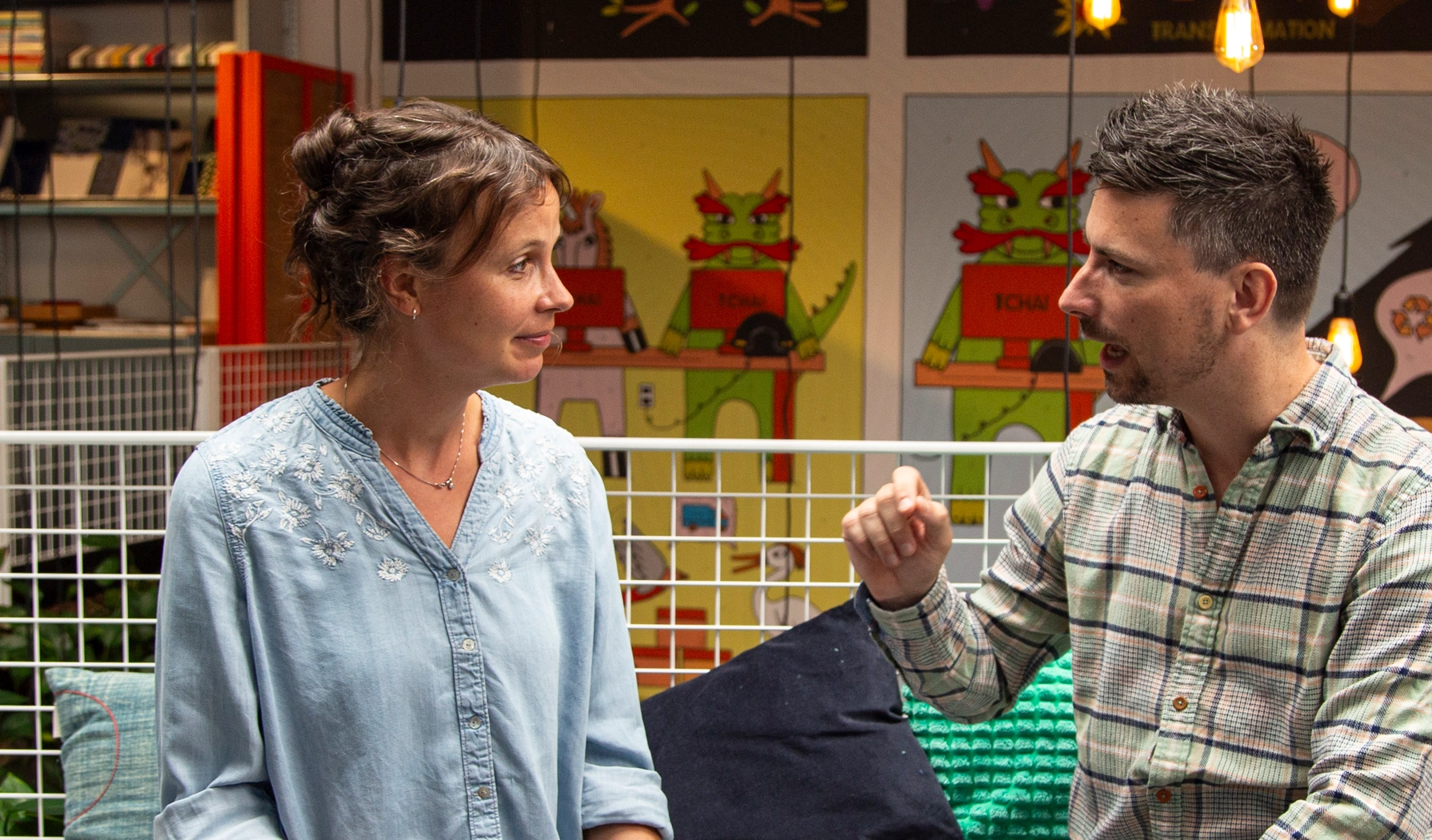 Testimonialvideo's laten kijkers ervaren hoe een relatie met jouw organisatie is.